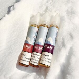 ICE BRG 冰山煙油三款經典口味瓶身陳列於雪地中,展現極致涼感與果香融合的形象。